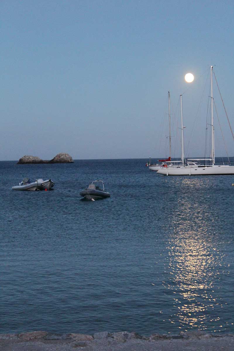 Fishing and chilling by Karavostasis port - Aeolos Beach Hotel Folegandros - Gallery